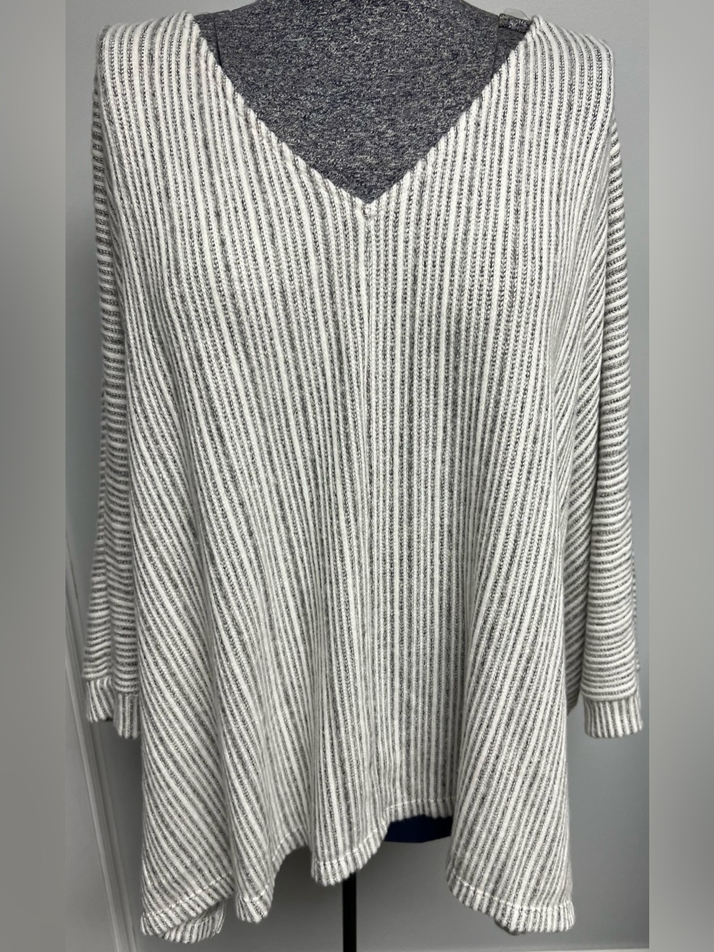Gilli Gray and White V-Neck Ribbed Sweater
